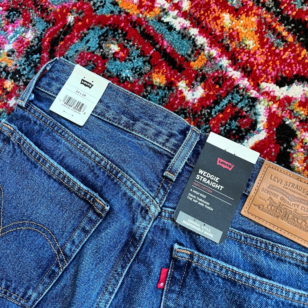 Levi’s Wedgie Straight Leg Jeans in Carry Kerry - Medium Wash. Size 24 x 28. - Picture 3 of 5